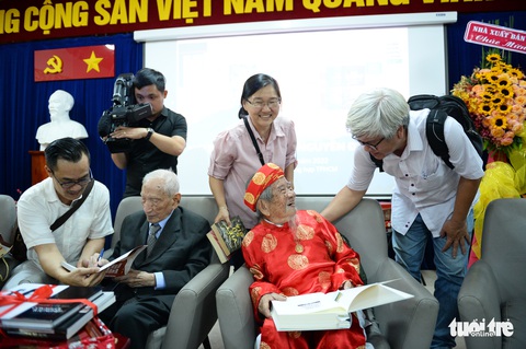 Hai sử gia trăm tuổi Nguyễn Đình Đầu, Nguyễn Đình Tư và cuộc trò chuyện có một không hai - Ảnh 9. Hai sử gia trăm tuổi Nguyễn Đình Đầu, Nguyễn Đình Tư và cuộc trò chuyện có một không hai - Ảnh 9.