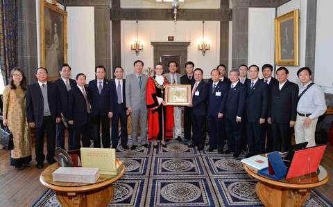 Nữ GS người Việt thứ 2 tại Anh Bùi Thị Minh Hồng và câu chuyện thành công nhờ triết lý xe buýt - Ảnh 2. Nữ GS người Việt thứ 2 tại Anh Bùi Thị Minh Hồng và câu chuyện thành công nhờ triết lý xe buýt - Ảnh 2.
