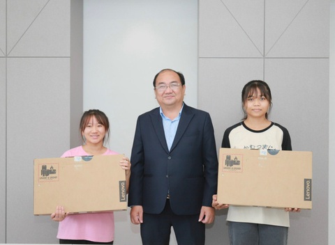 Trường đại học hỗ trợ 70% học phí toàn khóa và laptop cho hai thí sinh vùng cao - Ảnh 2. Trường đại học hỗ trợ 70% học phí toàn khóa và laptop cho hai thí sinh vùng cao - Ảnh 2.