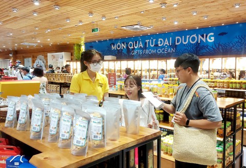 Đưa khô lóc đồng, cá cơm, tiêu, trà mãng cầu... đạt chuẩn vô siêu thị Phú Quốc - Ảnh 1. Đưa khô lóc đồng, cá cơm, tiêu, trà mãng cầu... đạt chuẩn vô siêu thị Phú Quốc - Ảnh 1.