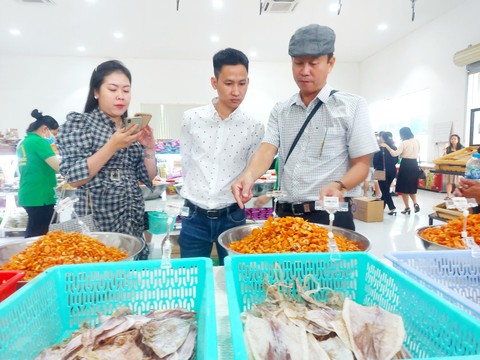 Đưa khô lóc đồng, cá cơm, tiêu, trà mãng cầu... đạt chuẩn vô siêu thị Phú Quốc - Ảnh 5. Đưa khô lóc đồng, cá cơm, tiêu, trà mãng cầu... đạt chuẩn vô siêu thị Phú Quốc - Ảnh 5.