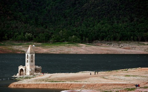 Những di tích, cổ vật nghìn năm tuổi tái xuất hiện nhờ hạn hán - Ảnh 3. Những di tích, cổ vật nghìn năm tuổi tái xuất hiện nhờ hạn hán - Ảnh 3.