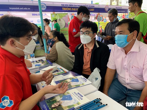 Bộ Giáo dục và đào tạo lại lùi lịch nộp lệ phí đăng ký xét tuyển đại học - Ảnh 1. Bộ Giáo dục và đào tạo lại lùi lịch nộp lệ phí đăng ký xét tuyển đại học - Ảnh 1.