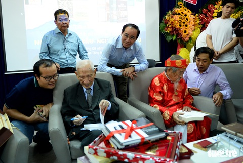 Nghe hai người từ trăm năm kể chuyện sử - Ảnh 4. Nghe hai người từ trăm năm kể chuyện sử - Ảnh 4.