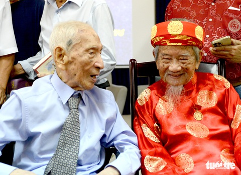 Nghe hai người từ trăm năm kể chuyện sử - Ảnh 3. Nghe hai người từ trăm năm kể chuyện sử - Ảnh 3.