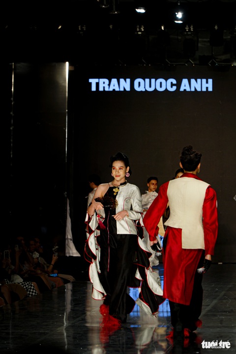 Gen Z đưa ‘Hạnh phúc của một tang gia lên sàn diễn thời trang - Ảnh 2. Gen Z đưa ‘Hạnh phúc của một tang gia lên sàn diễn thời trang - Ảnh 2.