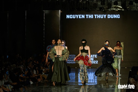 Gen Z đưa ‘Hạnh phúc của một tang gia lên sàn diễn thời trang - Ảnh 4. Gen Z đưa ‘Hạnh phúc của một tang gia lên sàn diễn thời trang - Ảnh 4.