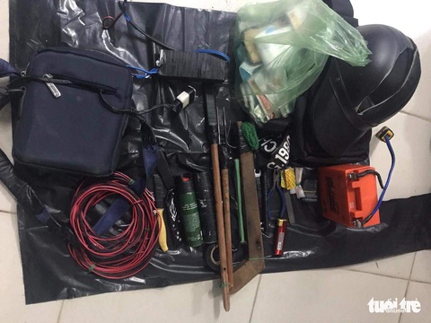 Trộm chó dùng súng bắn điện, bình xịt hơi cay chống trả công an - Ảnh 1. Trộm chó dùng súng bắn điện, bình xịt hơi cay chống trả công an - Ảnh 1.
