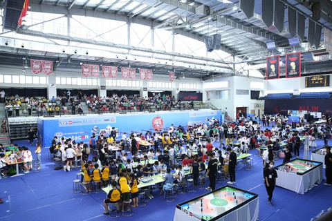 Tranh tài gay cấn, 3 đội vô địch đại diện Việt Nam thi Olympic robot toàn cầu - Ảnh 1. Tranh tài gay cấn, 3 đội vô địch đại diện Việt Nam thi Olympic robot toàn cầu - Ảnh 1.