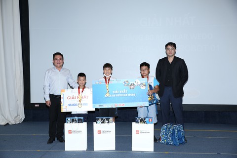 Tranh tài gay cấn, 3 đội vô địch đại diện Việt Nam thi Olympic robot toàn cầu - Ảnh 5. Tranh tài gay cấn, 3 đội vô địch đại diện Việt Nam thi Olympic robot toàn cầu - Ảnh 5.