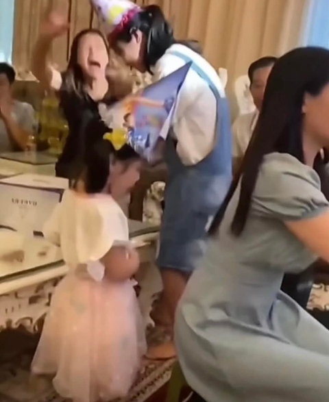 Bé 5 tuổi khóc như mưa vì bị khách ngồi lên bánh sinh nhật - Ảnh 3. Bé 5 tuổi khóc như mưa vì bị khách ngồi lên bánh sinh nhật - Ảnh 3.
