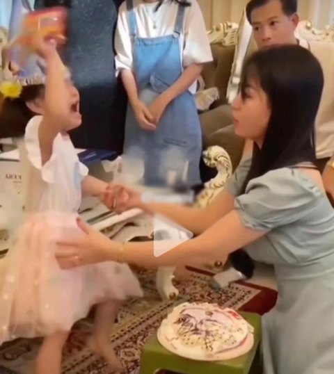 Bé 5 tuổi khóc như mưa vì bị khách ngồi lên bánh sinh nhật - Ảnh 7. Bé 5 tuổi khóc như mưa vì bị khách ngồi lên bánh sinh nhật - Ảnh 7.
