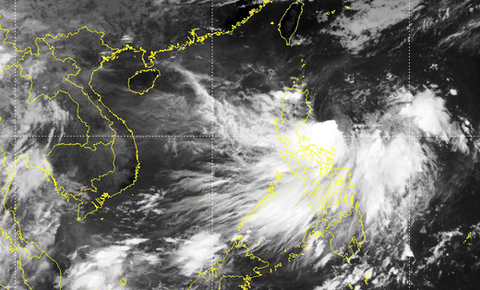 Áp thấp nhiệt đới ngoài khơi Philippines khả năng mạnh lên thành bão và đi vào Biển Đông - Ảnh 1. Áp thấp nhiệt đới ngoài khơi Philippines khả năng mạnh lên thành bão và đi vào Biển Đông - Ảnh 1.