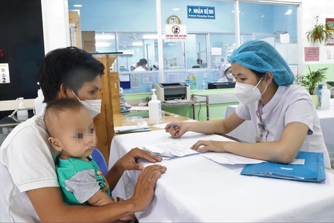 Nguyên nhân nào dẫn đến ho kéo dài? - Ảnh 1. Mùa thu đông là thời gian các chứng bệnh đường hô hấp xuất hiện nhiều hơn - Ảnh minh họa