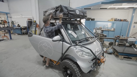 ‘Xe tí hon’ Smart Fortwo cũng độ được thành nhà di động: Có cả bếp và bồn rửa - Ảnh 7. ‘Xe tí hon’ Smart Fortwo cũng độ được thành nhà di động: Có cả bếp và bồn rửa - Ảnh 7.
