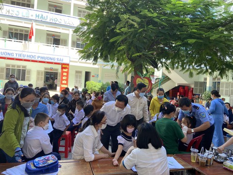 Bị áp lực xét thi đua, thầy cô phải đi vận động cả nhà học sinh tiêm vắc xin - Ảnh 1. Bị áp lực xét thi đua, thầy cô phải đi vận động cả nhà học sinh tiêm vắc xin - Ảnh 1.