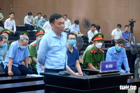 Xử đất vàng ở Bình Dương: Bị cáo khai giấy tờ bị thu, không được đưa vào hồ sơ vụ án - Ảnh 1. Xử đất vàng ở Bình Dương: Bị cáo khai giấy tờ bị thu, không được đưa vào hồ sơ vụ án - Ảnh 1.