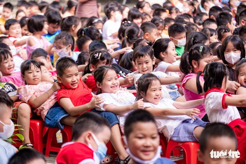 Học sinh lớp 1 Hà Nội háo hức trong ngày tựu trường sớm - Ảnh 8. Học sinh lớp 1 Hà Nội háo hức trong ngày tựu trường sớm - Ảnh 8.