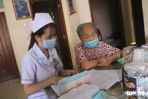 Bác sĩ học ít nhất 6 năm, lương mới ra trường chưa nổi 3 triệu - Ảnh 1. Bác sĩ học ít nhất 6 năm, lương mới ra trường chưa nổi 3 triệu - Ảnh 1.