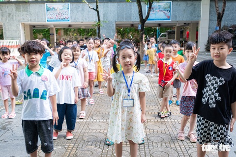 Học sinh lớp 1 Hà Nội háo hức trong ngày tựu trường sớm - Ảnh 1. Học sinh lớp 1 Hà Nội háo hức trong ngày tựu trường sớm - Ảnh 1.