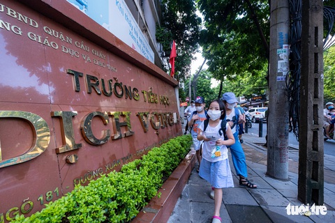 Học sinh lớp 1 Hà Nội háo hức trong ngày tựu trường sớm - Ảnh 3. Học sinh lớp 1 Hà Nội háo hức trong ngày tựu trường sớm - Ảnh 3.