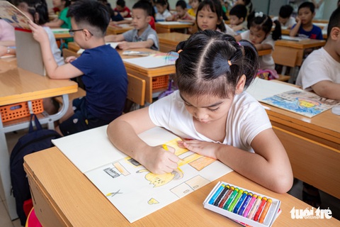 Học sinh lớp 1 Hà Nội háo hức trong ngày tựu trường sớm - Ảnh 7. Học sinh lớp 1 Hà Nội háo hức trong ngày tựu trường sớm - Ảnh 7.