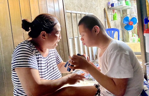 Hai mẹ con nơi góc nhỏ nghĩa trang - Ảnh 1. Hai mẹ con nơi góc nhỏ nghĩa trang - Ảnh 1.