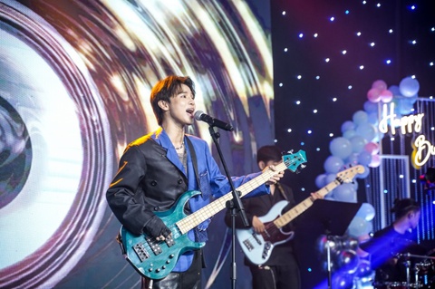 Được mẹ tặng quà ngay trong liveshow, Thái Ngân trổ tài chơi 3 nhạc cụ - Ảnh 5. Được mẹ tặng quà ngay trong liveshow, Thái Ngân trổ tài chơi 3 nhạc cụ - Ảnh 5.