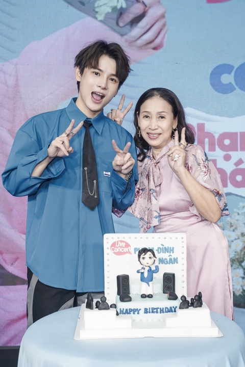 Được mẹ tặng quà ngay trong liveshow, Thái Ngân trổ tài chơi 3 nhạc cụ - Ảnh 2. Được mẹ tặng quà ngay trong liveshow, Thái Ngân trổ tài chơi 3 nhạc cụ - Ảnh 2.
