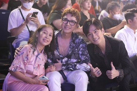 Được mẹ tặng quà ngay trong liveshow, Thái Ngân trổ tài chơi 3 nhạc cụ - Ảnh 3. Được mẹ tặng quà ngay trong liveshow, Thái Ngân trổ tài chơi 3 nhạc cụ - Ảnh 3.