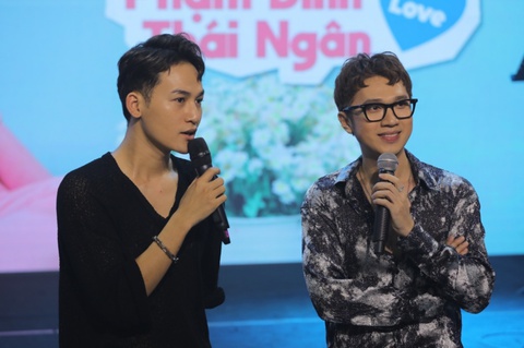 Được mẹ tặng quà ngay trong liveshow, Thái Ngân trổ tài chơi 3 nhạc cụ - Ảnh 4. Được mẹ tặng quà ngay trong liveshow, Thái Ngân trổ tài chơi 3 nhạc cụ - Ảnh 4.
