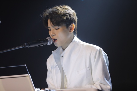 Được mẹ tặng quà ngay trong liveshow, Thái Ngân trổ tài chơi 3 nhạc cụ - Ảnh 1. Được mẹ tặng quà ngay trong liveshow, Thái Ngân trổ tài chơi 3 nhạc cụ - Ảnh 1.