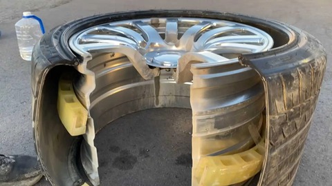 Mổ mâm siêu xe Bugatti đắt bằng một ôtô mới xem bên trong có gì đặc biệt - Ảnh 2. Mổ mâm siêu xe Bugatti đắt bằng một ôtô mới xem bên trong có gì đặc biệt - Ảnh 2.