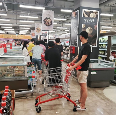 Chuyện lạ ở Hàn Quốc: Lạm phát cao nhưng thịt gà vẫn giảm giá đến 2/3 - Ảnh 2. Chuyện lạ ở Hàn Quốc: Lạm phát cao nhưng thịt gà vẫn giảm giá đến 2/3 - Ảnh 2.