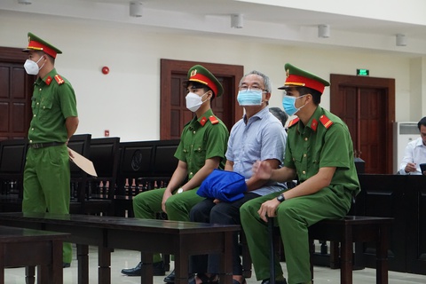 Vụ hoán đổi đất trái luật: Hoãn phiên tòa do bà Dương Thị Bạch Diệp nhập viện - Ảnh 1. Vụ hoán đổi đất trái luật: Hoãn phiên tòa do bà Dương Thị Bạch Diệp nhập viện - Ảnh 1.