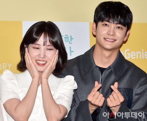 Kang Tae Oh tiết lộ quả ngọt nhận được nhờ đóng phim Nữ luật sư kỳ lạ Woo Young Woo - Ảnh 3. Kang Tae Oh tiết lộ quả ngọt nhận được nhờ đóng phim Nữ luật sư kỳ lạ Woo Young Woo - Ảnh 3.