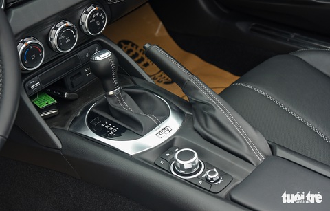 Mazda MX-5 2022 - Xe mui trần độc bản, giá tiền tỉ, 2 chỗ ngồi cho dân chơi Việt - Ảnh 12. Mazda MX-5 2022 - Xe mui trần độc bản, giá tiền tỉ, 2 chỗ ngồi cho dân chơi Việt - Ảnh 12.