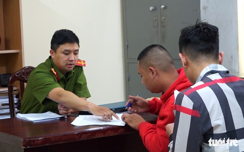 Bắt nhóm thanh niên từ Hà Nam đến Đà Lạt cho vay nặng lãi 500%/năm - Ảnh 1. Bắt nhóm thanh niên từ Hà Nam đến Đà Lạt cho vay nặng lãi 500%/năm - Ảnh 1.