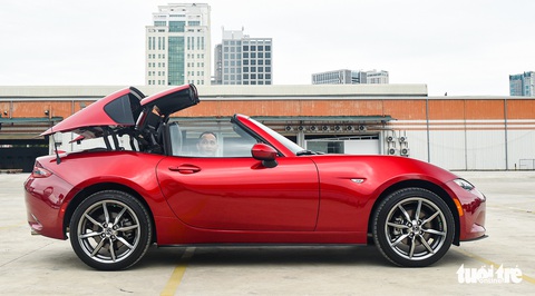 Mazda MX-5 2022 - Xe mui trần độc bản, giá tiền tỉ, 2 chỗ ngồi cho dân chơi Việt - Ảnh 4. Mazda MX-5 2022 - Xe mui trần độc bản, giá tiền tỉ, 2 chỗ ngồi cho dân chơi Việt - Ảnh 4.