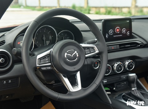 Mazda MX-5 2022 - Xe mui trần độc bản, giá tiền tỉ, 2 chỗ ngồi cho dân chơi Việt - Ảnh 7. Mazda MX-5 2022 - Xe mui trần độc bản, giá tiền tỉ, 2 chỗ ngồi cho dân chơi Việt - Ảnh 7.
