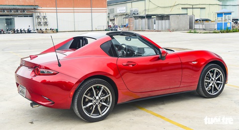 Mazda MX-5 2022 - Xe mui trần độc bản, giá tiền tỉ, 2 chỗ ngồi cho dân chơi Việt - Ảnh 14. Mazda MX-5 2022 - Xe mui trần độc bản, giá tiền tỉ, 2 chỗ ngồi cho dân chơi Việt - Ảnh 14.