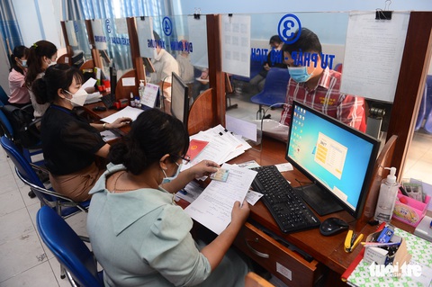 Rà soát để bỏ quy định trình sổ hộ khẩu - Ảnh 1. Rà soát để bỏ quy định trình sổ hộ khẩu - Ảnh 1.