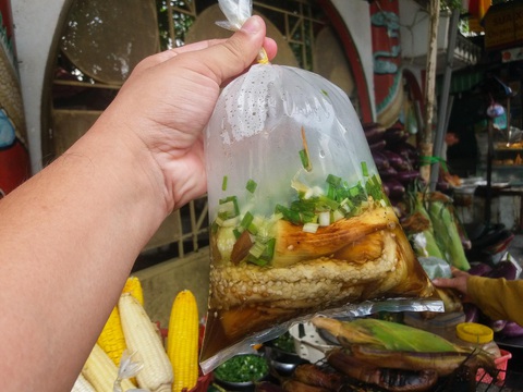 Cà tím nướng mỡ hành vỉa hè ngon nức nở - Ảnh 3. Cà tím nướng mỡ hành vỉa hè ngon nức nở - Ảnh 3.