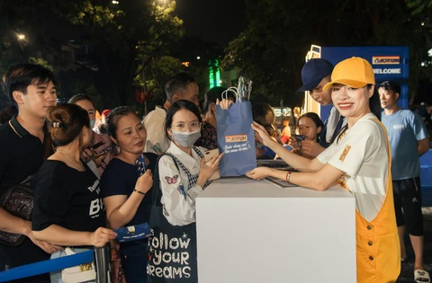 Hàng ngàn gia đình tham gia sự kiện ‘bước chân vui, sơn màu tổ ấm’ tại Hà Nội - Ảnh 6. Hàng ngàn gia đình tham gia sự kiện ‘bước chân vui, sơn màu tổ ấm’ tại Hà Nội - Ảnh 6.