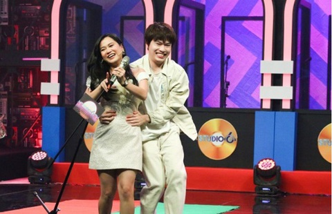 Ca nhạc truyền hình trở lại: Tình bolero, Ca sĩ mặt nạ... hút khán giả ra sao? - Ảnh 3. Ca nhạc truyền hình trở lại: Tình bolero, Ca sĩ mặt nạ... hút khán giả ra sao? - Ảnh 3.