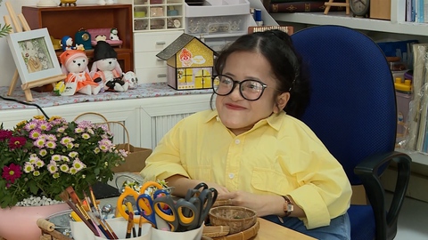 ‘Cuộc sống diệu kỳ’ của cô gái mắc bệnh ‘xương thủy tinh’ bẩm sinh - Ảnh 1. ‘Cuộc sống diệu kỳ’ của cô gái mắc bệnh ‘xương thủy tinh’ bẩm sinh - Ảnh 1.