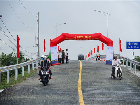 Thông xe cầu Xẻo Vẹt nối liền 2 tỉnh Bạc Liêu - Hậu Giang - Ảnh 1. Thông xe cầu Xẻo Vẹt nối liền 2 tỉnh Bạc Liêu - Hậu Giang - Ảnh 1.