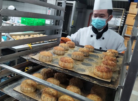 Có gì trong bánh trung thu mà hét giá 20 triệu đồng? - Ảnh 1. Có gì trong bánh trung thu mà hét giá 20 triệu đồng? - Ảnh 1.