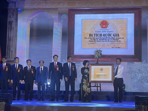 Quận Tây Hồ đón Bằng xếp hạng di tích quốc gia địa điểm lưu niệm Chủ tịch Hồ Chí Minh ở và làm việc - Ảnh 1. Quận Tây Hồ đón Bằng xếp hạng di tích quốc gia địa điểm lưu niệm Chủ tịch Hồ Chí Minh ở và làm việc - Ảnh 1.
