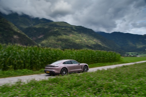 Xe điện Porsche Taycan lập kỷ lục đi qua 14 nước chỉ trong 24 giờ - Ảnh 2. Xe điện Porsche Taycan lập kỷ lục đi qua 14 nước chỉ trong 24 giờ - Ảnh 2.